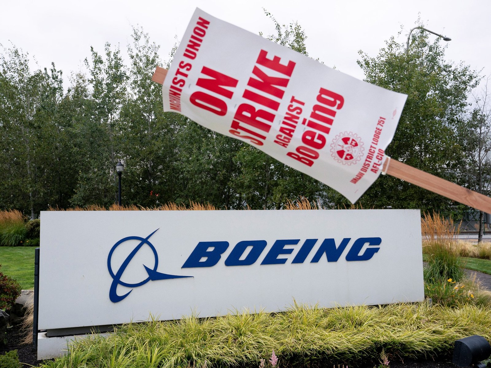 Boeing to cut 10% workforce, delay 777X delivery as strike takes toll | Workers' Rights News