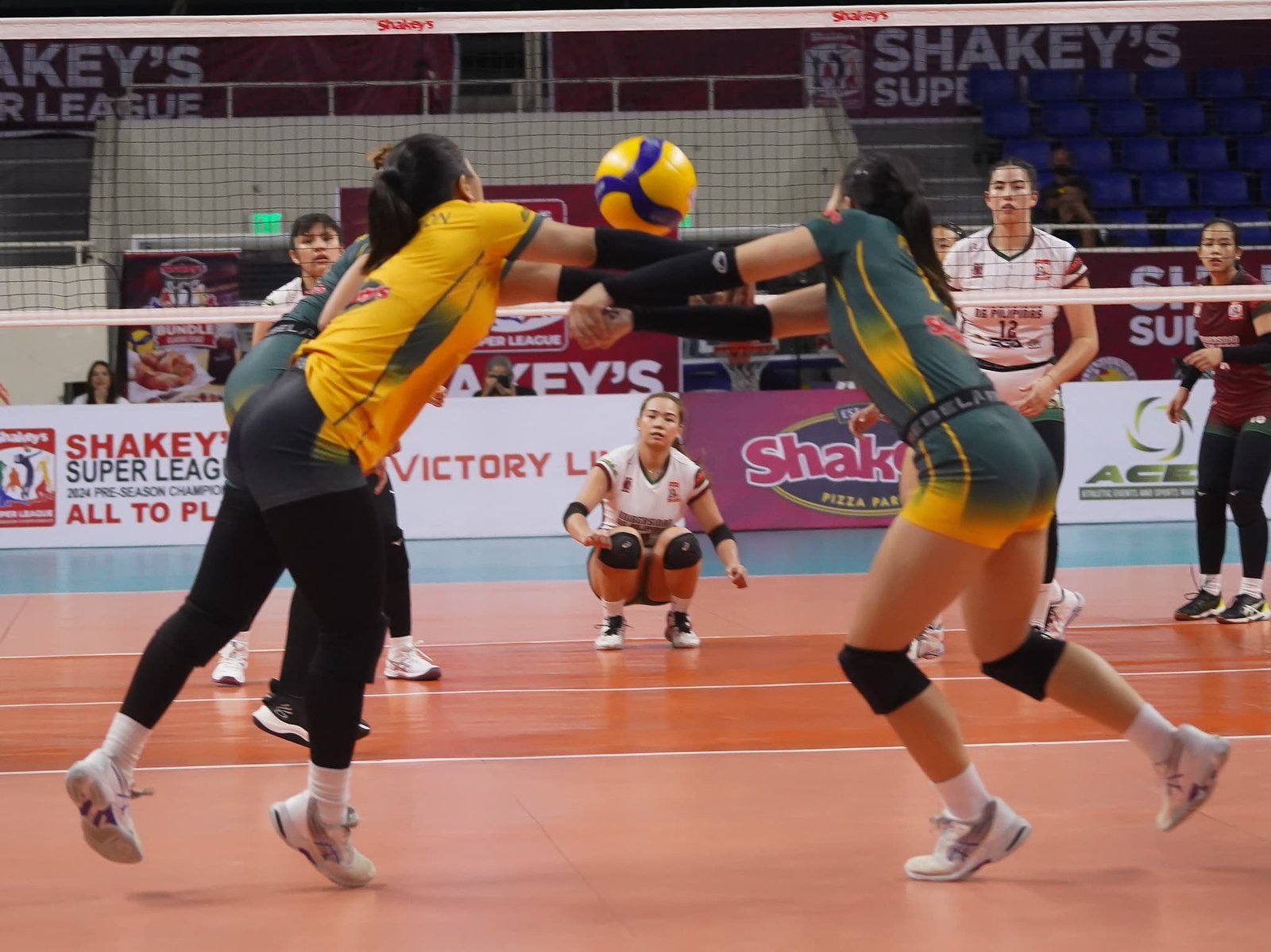 Alyzza Devosora and Margaret Encarnacion of FEU Lady Tamaraws during a 2024 Shakey’s Super League Collegiate Pre-season Championship game