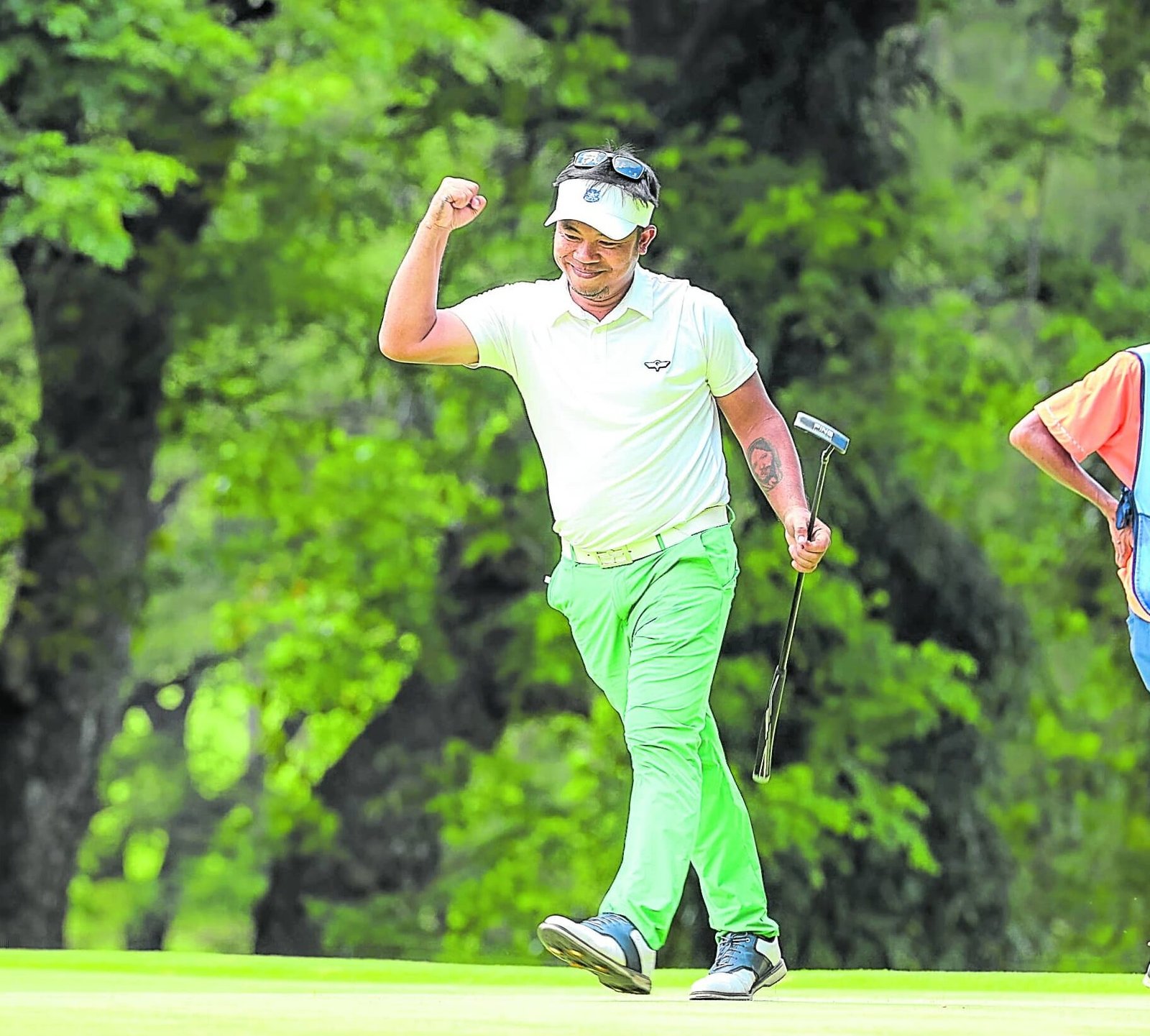 Zanieboy Gialon lets out a fist pump after sinking the final putt for a 68 and sealing his first win in two years.