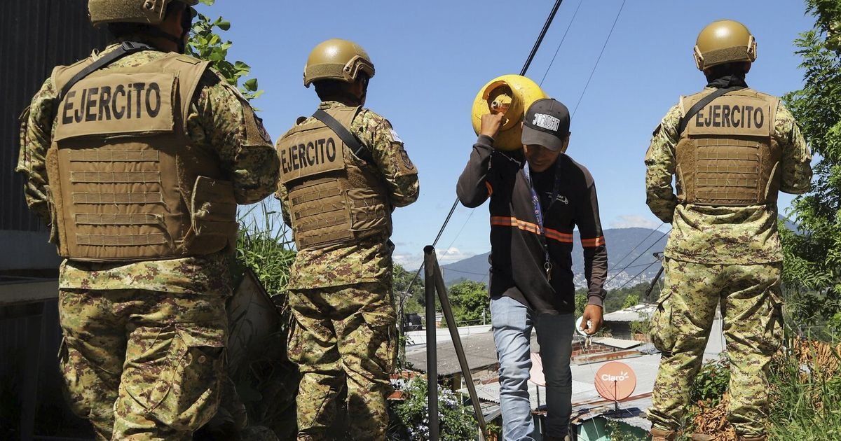 Thousands of soldiers fence off a Salvadoran neighborhood in pursuit of gang remnants