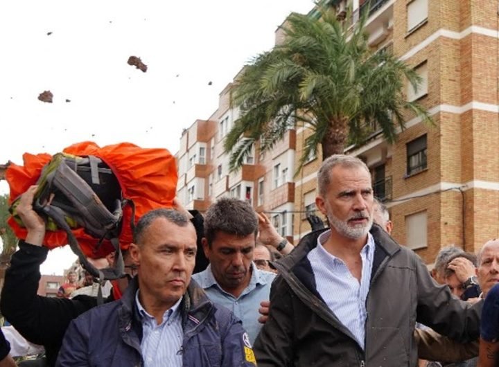 Angry crowds throw mud and hurl insults at King of Spain as search continues for flood victims