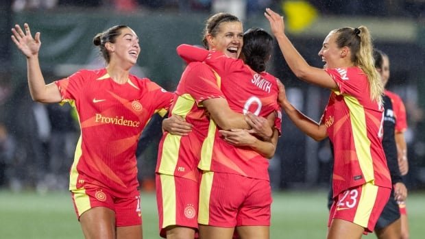 Christine Sinclair scores in her final regular-season match as Portland Thorns clinch playoff spot