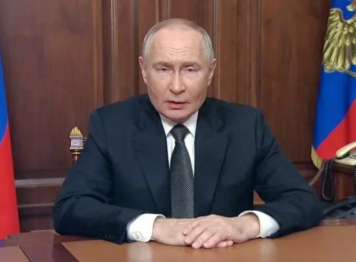 Creepy footage shows Vladimir Putin's hands appear to FREEZE for almost ten minutes