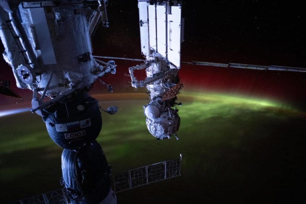 Aurora Australis Streams Over the Earth From ISS