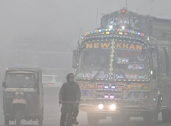 Hundreds hospitalised in Pakistan as smog reaches record levels | Environment