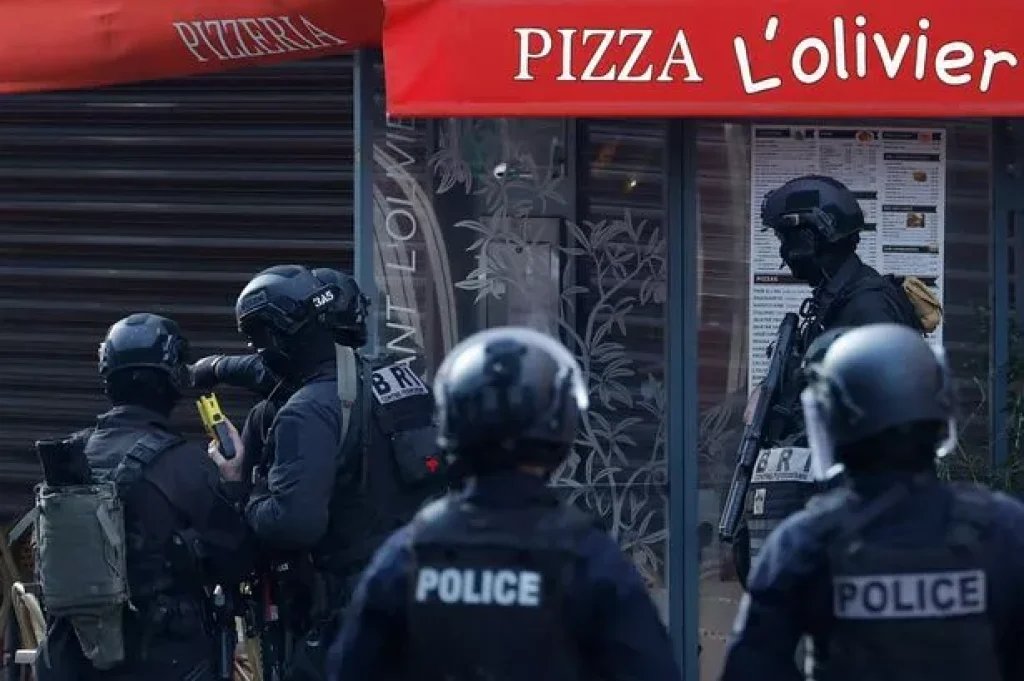 Paris siege: Knifeman takes hostages inside pizza restaurant as police flood scene