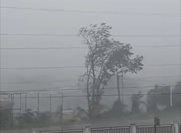 Residents of Nagtipunan, Quirino, experience strong winds and heavy rain due to Super Typhoon #PepitoPH. Authorities are currently on high alert for p