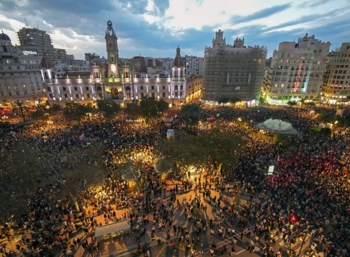 Tens of thousands of Spaniards demand the resignation of Valencia leader for bungling flood response