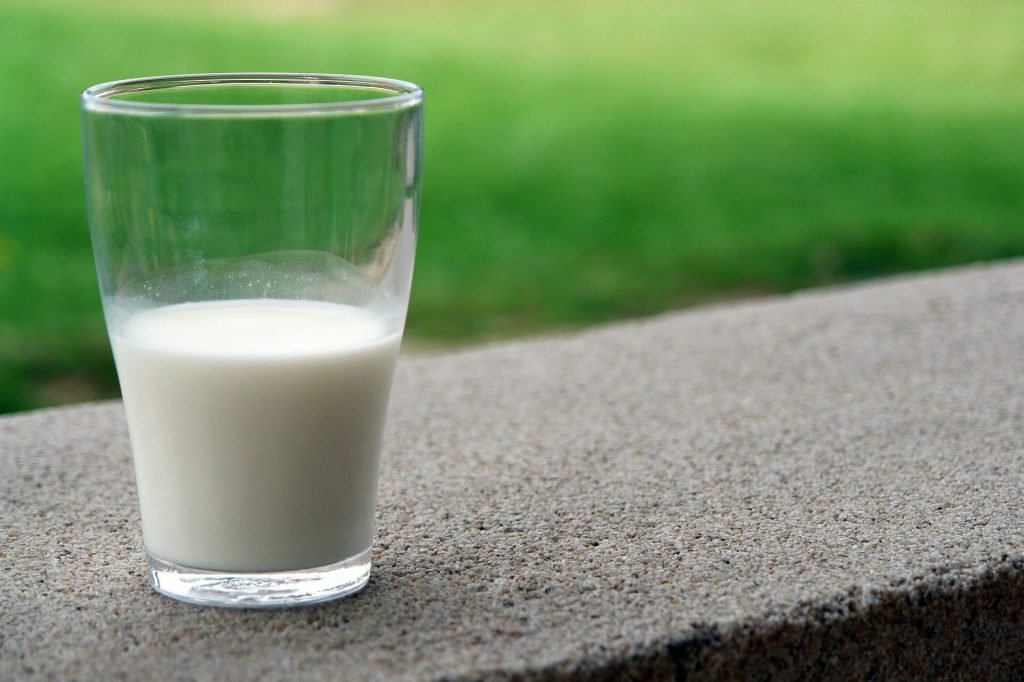 Authorities probe whether presumptive bird flu case is connected to raw milk