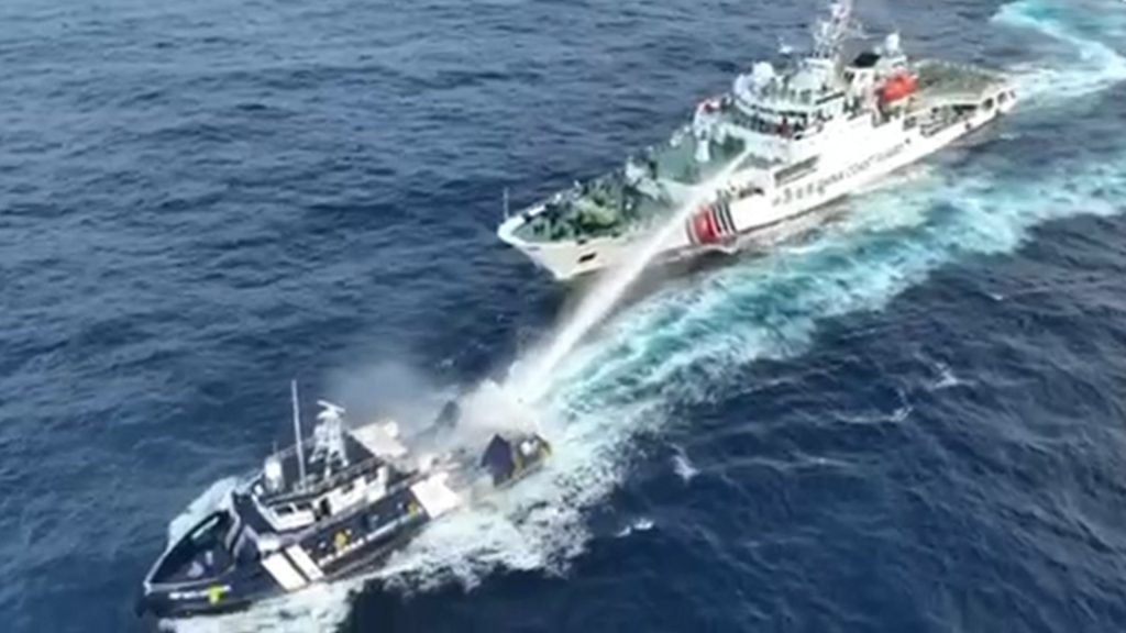 Confrontation between Philippines and Chinese ships in South China Sea | Crime