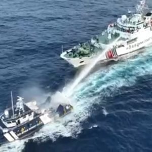 Confrontation between Philippines and Chinese ships in South China Sea | Crime