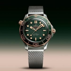 Customers can choose the newest Seamaster entry with a mesh bracelet, or alternatively, on an integrated green rubber strap with a foldover clasp. #Br