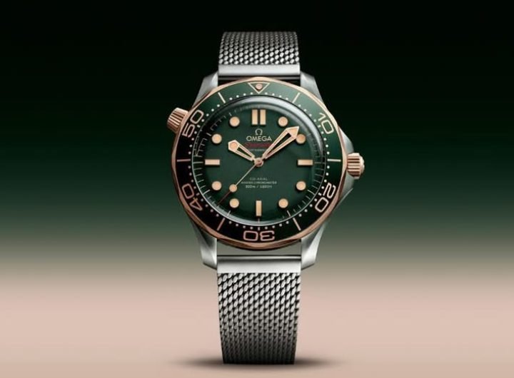 Customers can choose the newest Seamaster entry with a mesh bracelet, or alternatively, on an integrated green rubber strap with a foldover clasp. #Br