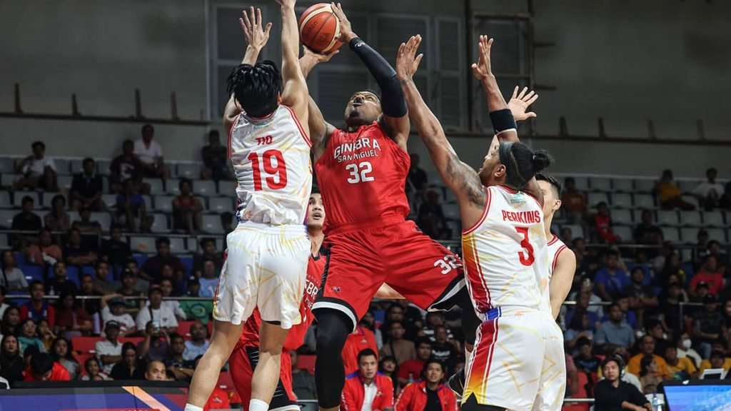 Justin Brownlee (with ball) didn’t have to overextend himself in Ginebra’s win over Phoenix. —PBA IMAGES