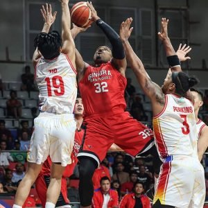 Justin Brownlee (with ball) didn’t have to overextend himself in Ginebra’s win over Phoenix. —PBA IMAGES