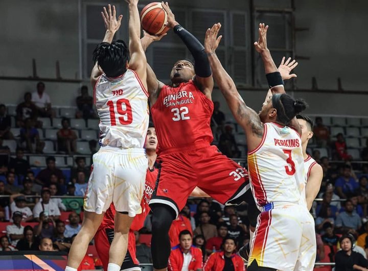 Justin Brownlee (with ball) didn’t have to overextend himself in Ginebra’s win over Phoenix. —PBA IMAGES