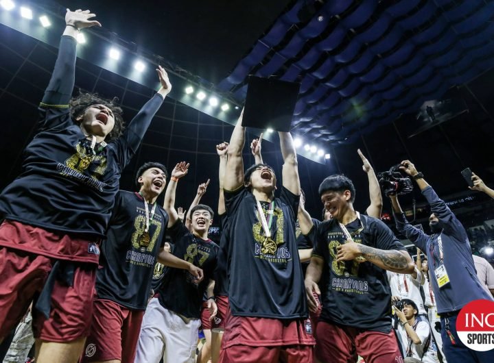 UP Fighting Maroons celebrate after beating the La Salle Green Archers in Game 3 of the UAAP Season 87 men's basketball Finals. –MARLO CUETO/INQUIRER.net