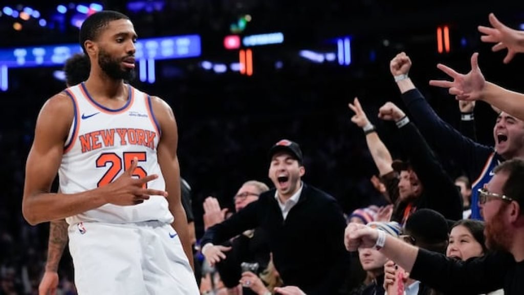 Knicks outlast Spurs in Christmas thriller despite Wembanyama's 42-point performance