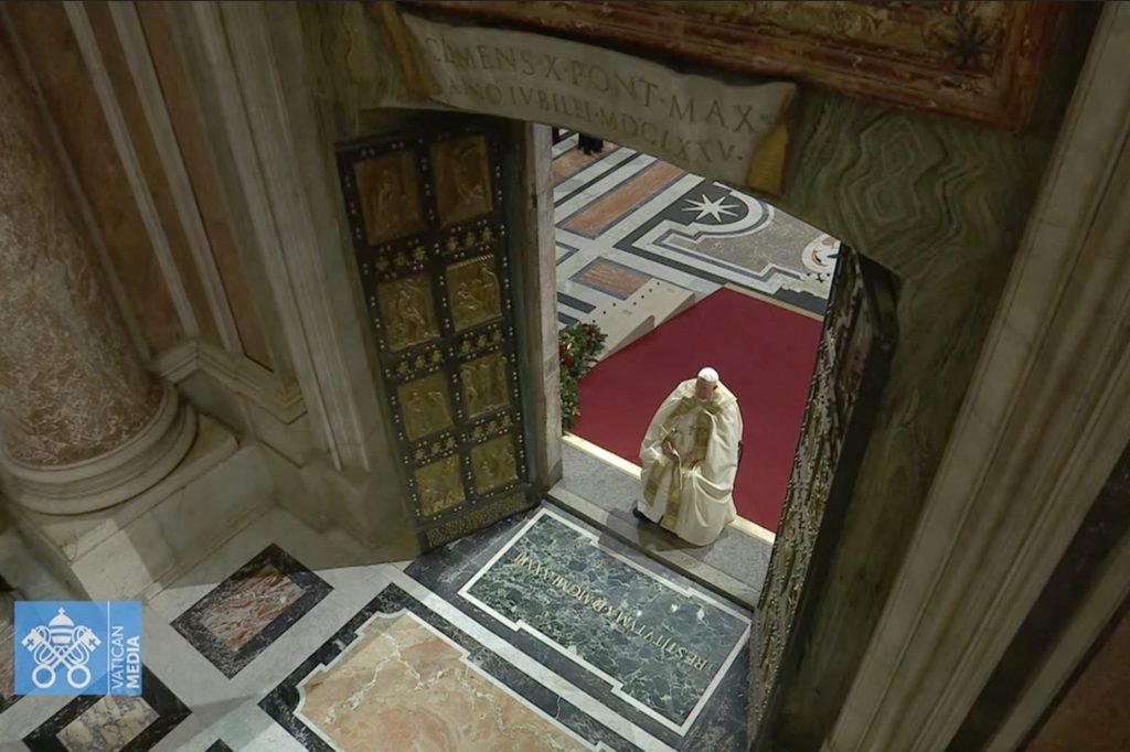 LOOK: Pope Francis opens the Holy Door of St. Peter’s Basilica in Vatican City on Christmas Eve to mark the beginning of the Catholic Church’s Jubilee