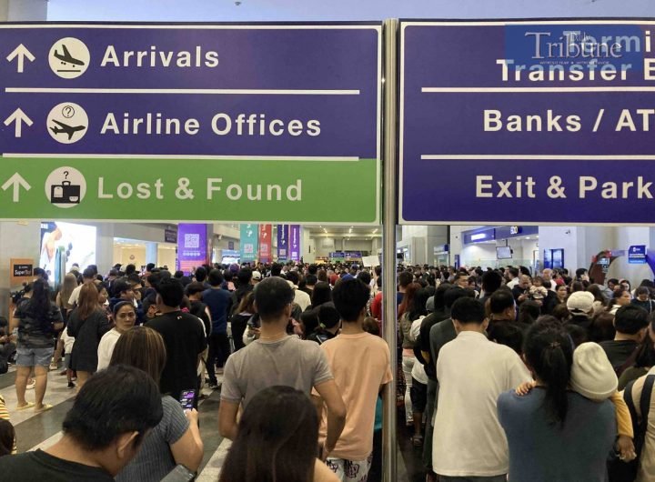 LOOK: Relatives and friends of arriving passengers converge on NAIA Terminal 3 on Wednesday night, exactly a week before Christmas. | via Nick Giongco