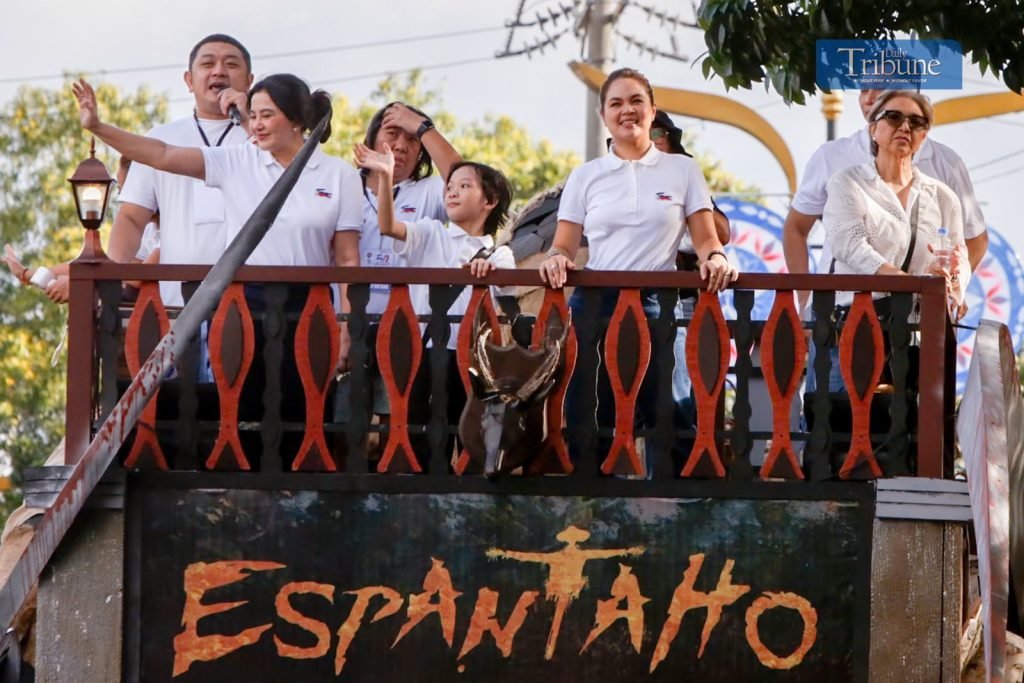 LOOK: The Metro Manila Film Festival featured the float for “Espantaho,” which showcased some of the biggest drama stars in the industry. Passing thro