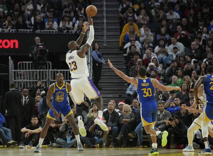 LeBron James LAkers beat Warriors Steph Curry NBA Christmas