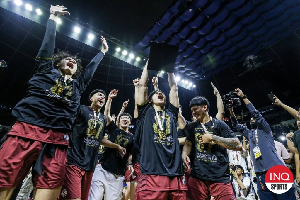 UP Fighting Maroons celebrate after beating the La Salle Green Archers in Game 3 of the UAAP Season 87 men's basketball Finals. –MARLO CUETO/INQUIRER.net