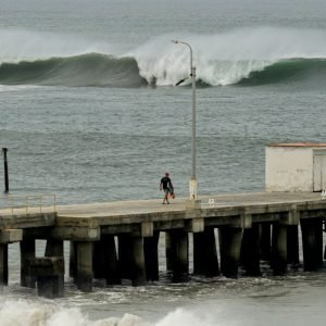 One dead in Ecuador, Peru ports closed amid massive waves