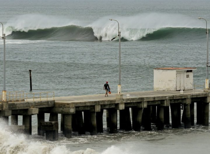 One dead in Ecuador, Peru ports closed amid massive waves