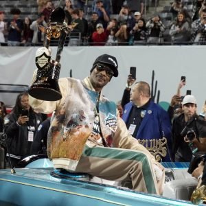 Snoop's game: Snoop Dogg thrills the crowd in the bowl that bears his name