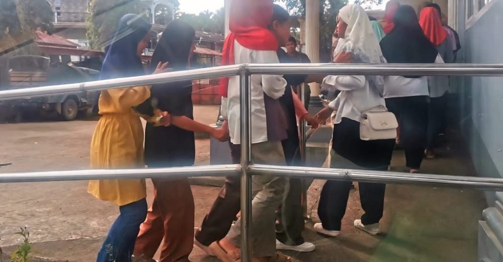 Supporters of a town mayor try to stop a convoy of lawyers of the petitioner from leaving the courtyard.