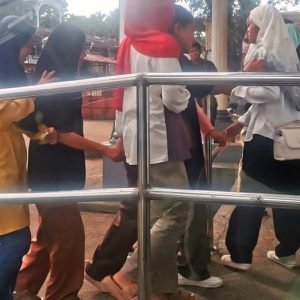 Supporters of a town mayor try to stop a convoy of lawyers of the petitioner from leaving the courtyard.