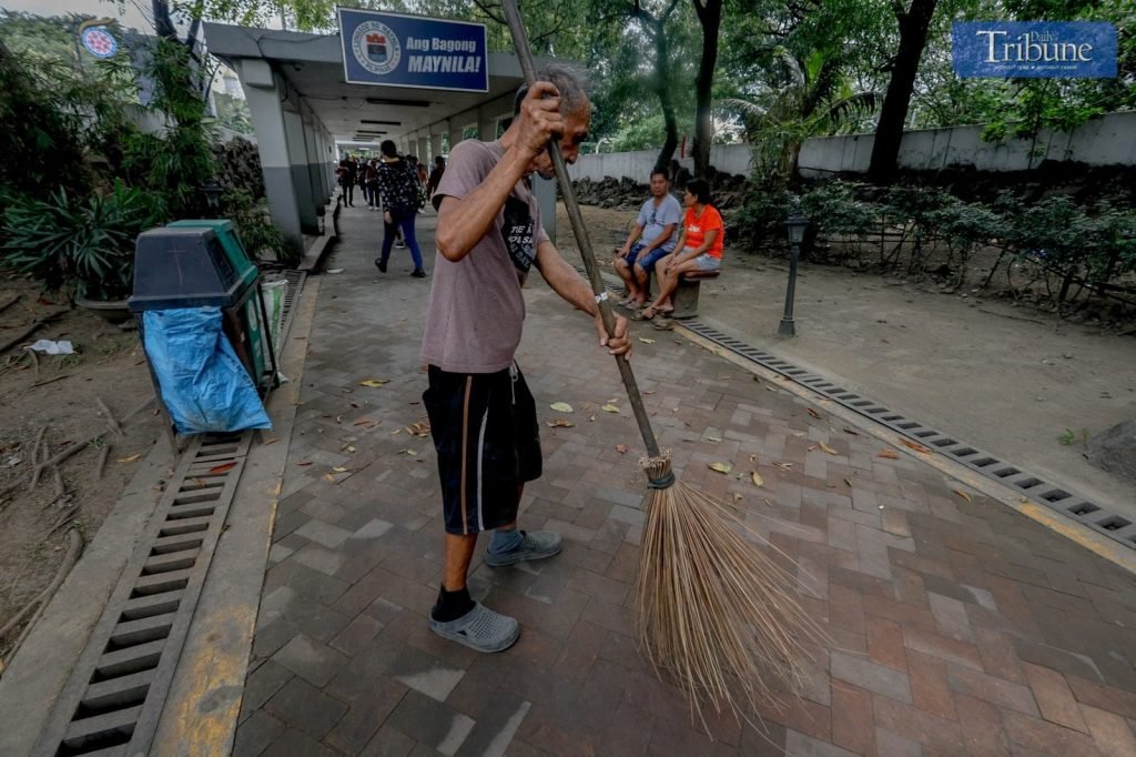 Sweeper in Manila's hidden park