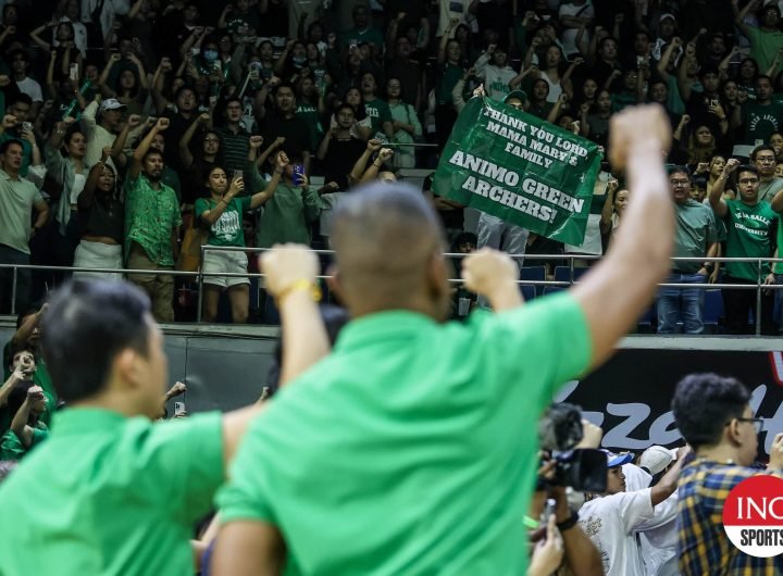 La Salle coach Topex Robinson sing the Green Archers' hymn in front of the fans after the UAAP Season 87 men's basketball finals. UP won the championship in Game 3.