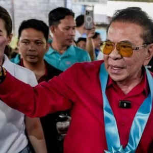 Chavit Singson is convinced that there are other ways to serve the people, one that does not demand the limelight or the attendant glamor of the Senat