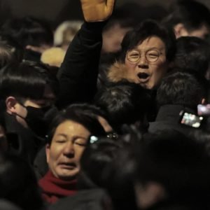 Clashes As South Korean Investigators Arrive To Arrest President Yoon