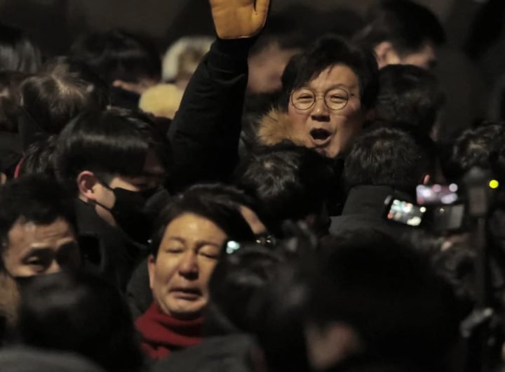 Clashes As South Korean Investigators Arrive To Arrest President Yoon