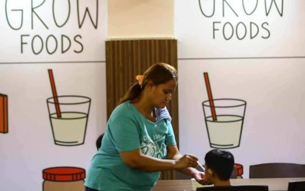 FEEDING PROGRAM. A mother feeds her child at the Walang Gutom (No Hunger) Kitchen in Pasay City on Sunday (Jan. 12, 2025). Since it opened on Dec. 16, 2024, the food bank has attracted around 200 private volunteers to maintain daily operations while trying to provide at least 600 meals a day for breakfast and lunch, or until stocks run out. (PNA photo by Joan Bondoc)