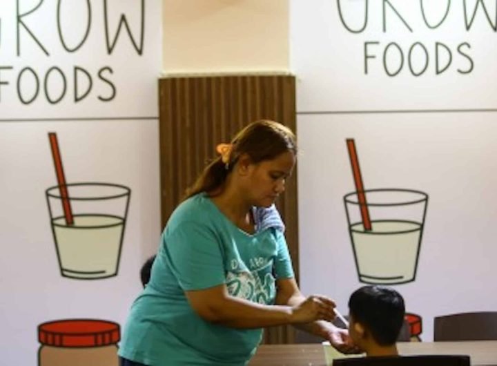 FEEDING PROGRAM. A mother feeds her child at the Walang Gutom (No Hunger) Kitchen in Pasay City on Sunday (Jan. 12, 2025). Since it opened on Dec. 16, 2024, the food bank has attracted around 200 private volunteers to maintain daily operations while trying to provide at least 600 meals a day for breakfast and lunch, or until stocks run out. (PNA photo by Joan Bondoc)