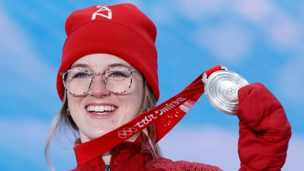 'I want to prove I'm back': Olympic freestyle ski champ Cassie Sharpe combines motherhood and halfpipe