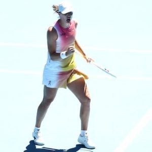 Iga Swiatek overwhelms Emma Navarro to advance to Australian Open semifinals