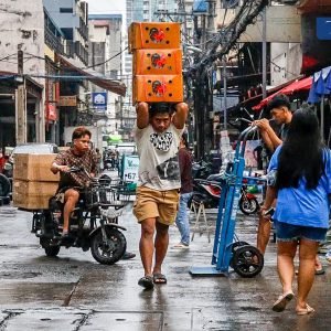 LOOK: A man effortlessly balances heavy loads of boxes that is packed with fruits in Quiapo, Manila. | via Aram Lascano