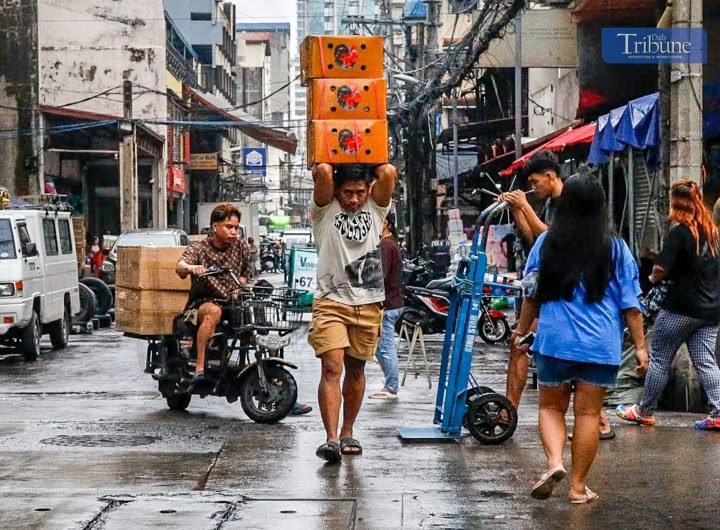 LOOK: A man effortlessly balances heavy loads of boxes that is packed with fruits in Quiapo, Manila. | via Aram Lascano