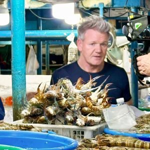 LOOK: Culinary icon Gordon Ramsay was spotted taking a market stroll at the Farmers Market in Araneta City today, 21 January 2025. The world-renowned