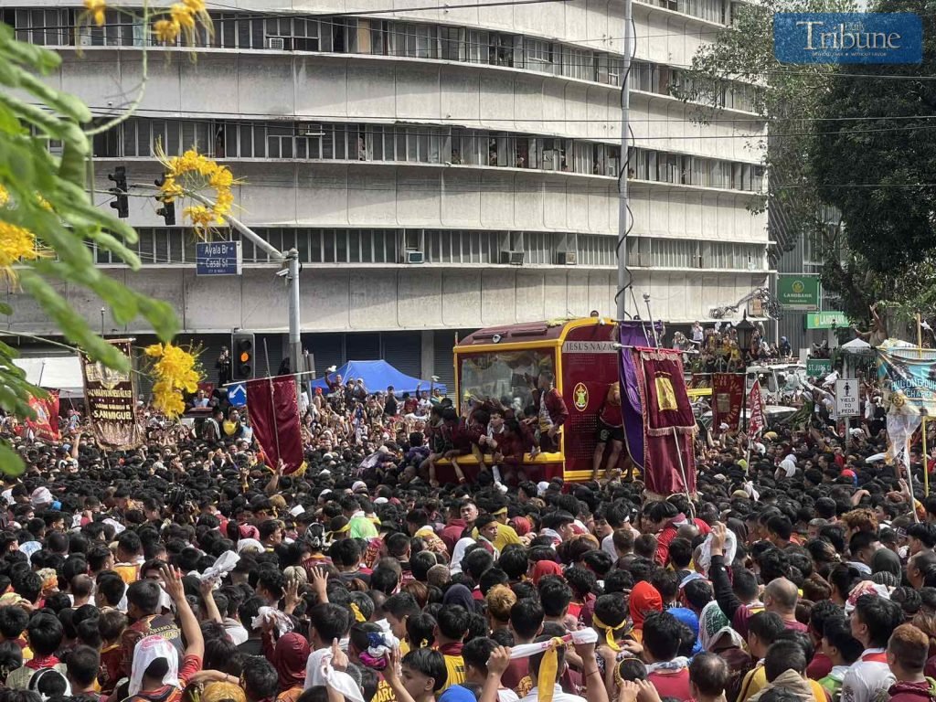 LOOK: Devotees cling to the exposed cross of the Jesus Nazarene as it crossed Ayala Bridge at 10:17 a.m. on Thursday, 9 January. The Andas was pulled