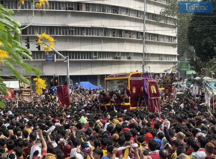 LOOK: Devotees cling to the exposed cross of the Jesus Nazarene as it crossed Ayala Bridge at 10:17 a.m. on Thursday, 9 January. The Andas was pulled