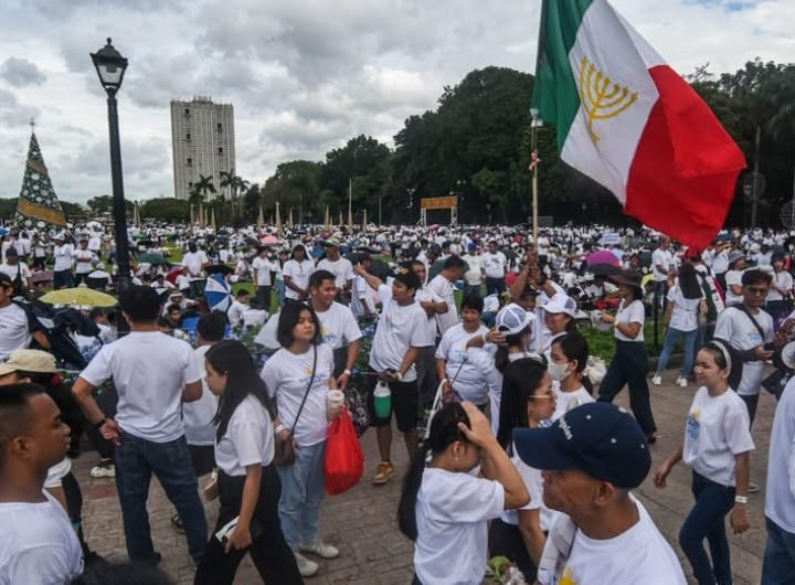 Rappler religion reporter Paterno Esmaquel II joins the crowd at the Iglesia ni Cristo prayer rally and gets a firsthand experience